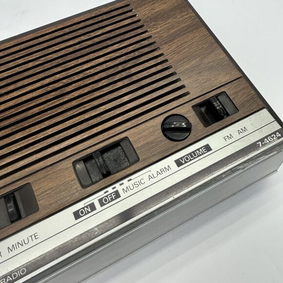 General Electric GE 7-4624A AM/FM Digital Alarm Clock Radio Wood Grain Finish - Picture 7 of 13